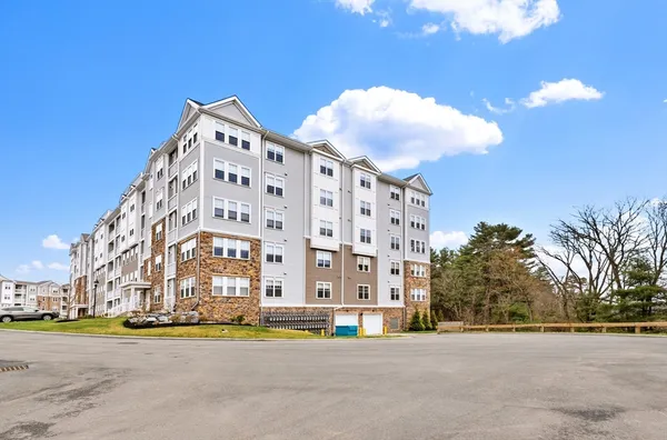Property Slideshow image 3 of 34 | 280 martins lndg 104, North Reading, MA, 01864