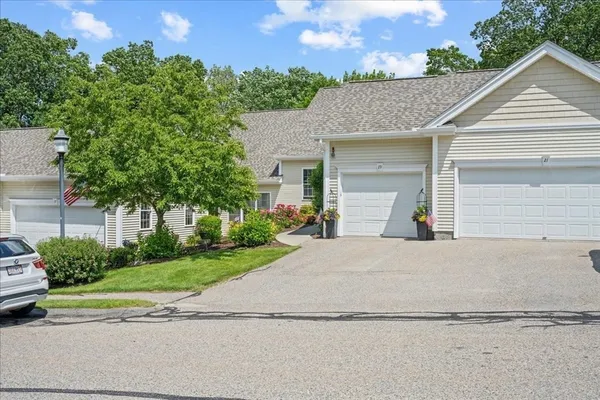 Property Slideshow image 2 of 32 | 19 cortland grove dr 19, Shrewsbury, MA, 01545