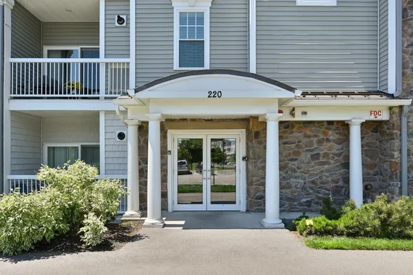 Property Slideshow image 2 of 35 | 220 martins lndg 102, North Reading, MA, 01867