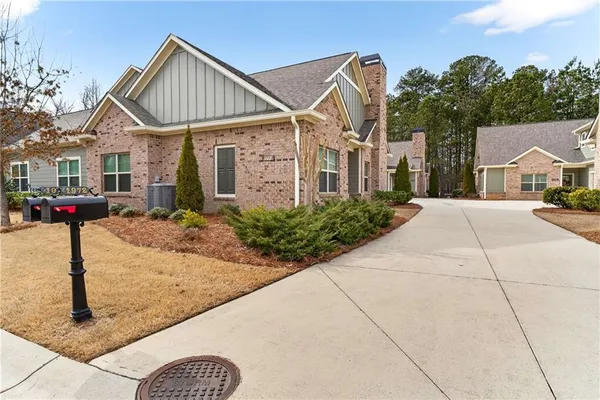 Property Slideshow image 2 of 50 | 1976 grove field ln 33, Marietta, GA, 30064