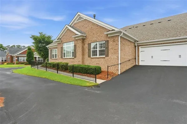 Property Slideshow image 3 of 34 | 3328 tree ridge ct, Buford, GA, 30519