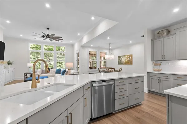 Property Slideshow image 3 of 84 | 386 kentucky ct, Hoschton, GA, 30548