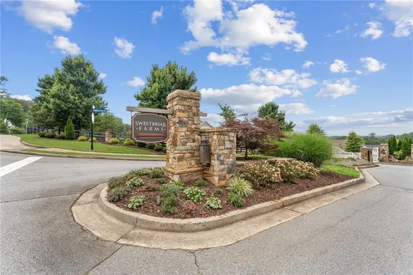 Property Slideshow image 2 of 28 | 226 sweetbriar club dr, Woodstock, GA, 30188