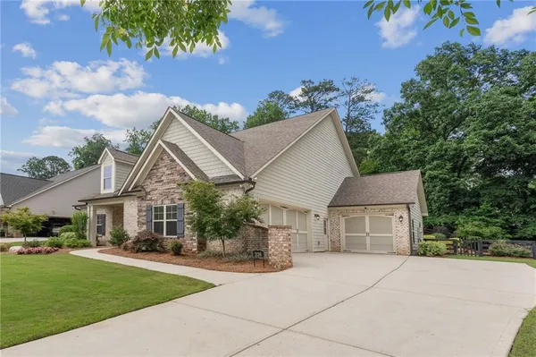 Property Slideshow image 3 of 28 | 226 sweetbriar club dr, Woodstock, GA, 30188