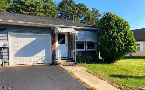 Property Slideshow image 2 of 21 | 6 b ardmore st 6b, Manchester Twp., NJ, 08759