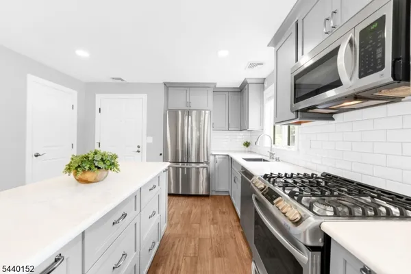 Property Slideshow image 3 of 23 | 136 changebridge rd 7, Montville Twp., NJ, 07045