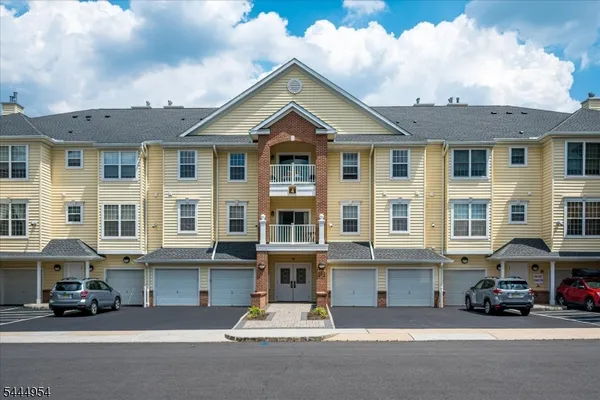 Property Slideshow image 3 of 47 | 2104 avery ct, Franklin Twp., NJ, 08873