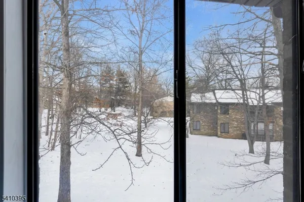 Property Slideshow image 2 of 15 | 160 cross slope ct j, Manalapan Twp., NJ, 07726