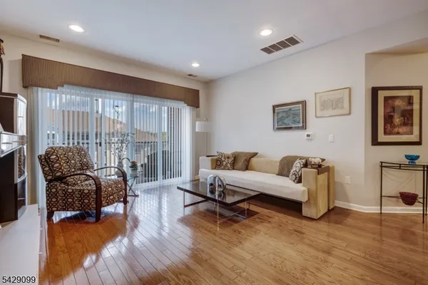 Property Slideshow image 3 of 24 | 10402 warrens way 402, Wanaque Boro, NJ, 07465