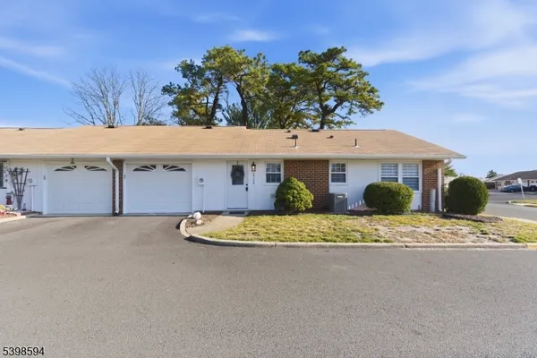 Property Slideshow image 2 of 25 | 1015 aberdeen dr a, Lakewood Twp., NJ, 08701