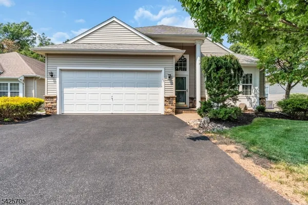 Property Slideshow image 3 of 44 | 25 daulton dr, Franklin Twp., NJ, 08873