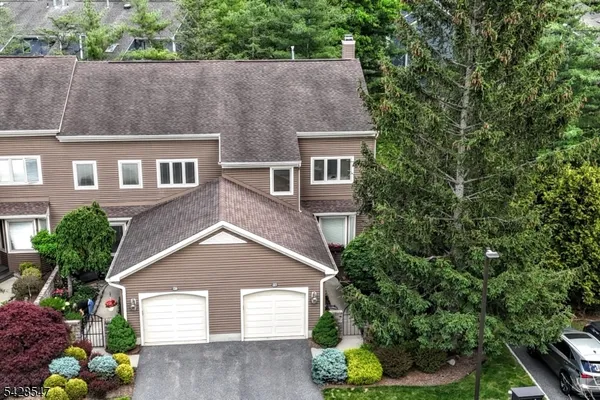 Property Slideshow image 3 of 47 | 227 westervelt ln, Mahwah Twp., NJ, 07430