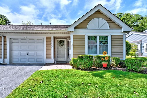 Property Slideshow image 2 of 41 | 272 glen dr, Brookhaven, NY, 11961