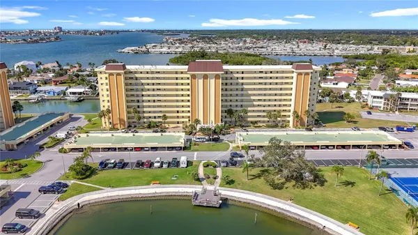 Property Slideshow image 3 of 77 | 4725 cove cir apt 810, Saint Petersburg, FL, 33708