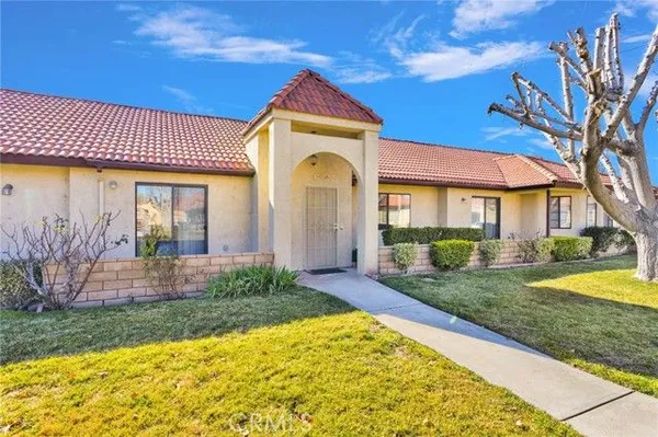 Property Slideshow image 2 of 33 | 19228 cottonwood dr, Apple Valley, CA, 92308