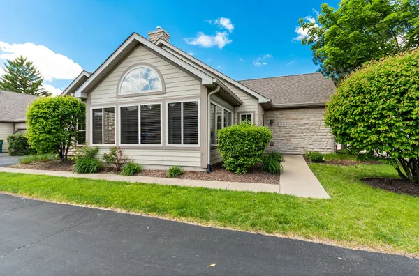 Property Slideshow image 2 of 21 | 1920 timbers edge cir 1920, Joliet, IL, 60431