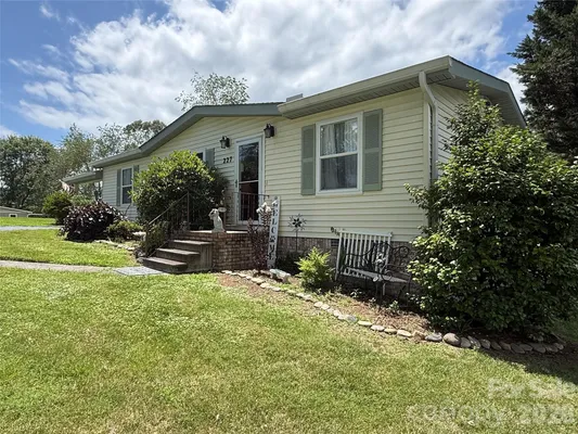 Property Slideshow image 2 of 39 | 227 cranbrook cir, Hendersonville, NC, 28792
