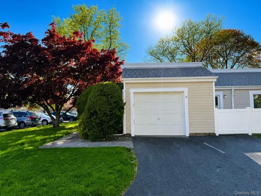 Property Slideshow image 2 of 25 | 607 cabot ct, Smithtown, NY, 11780