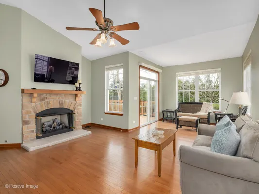 Property Slideshow image 3 of 25 | 1842 highbury ln, Aurora, IL, 60502