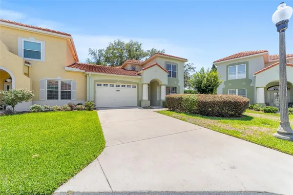 Property Slideshow image 2 of 44 | 1074 avenida sonoma, Lady Lake, FL, 32159