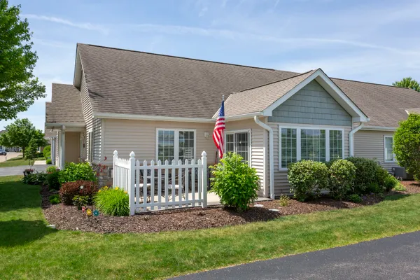Property Slideshow image 3 of 34 | 2035 somerset ln 2035, Sycamore, IL, 60178