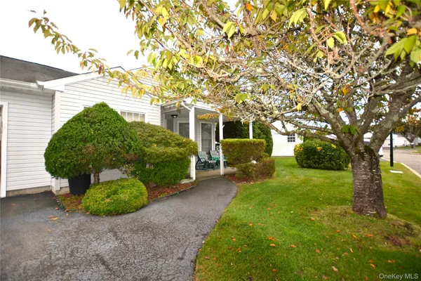 Property Slideshow image 3 of 25 | 1 willow ct, Manorville, NY, 11949