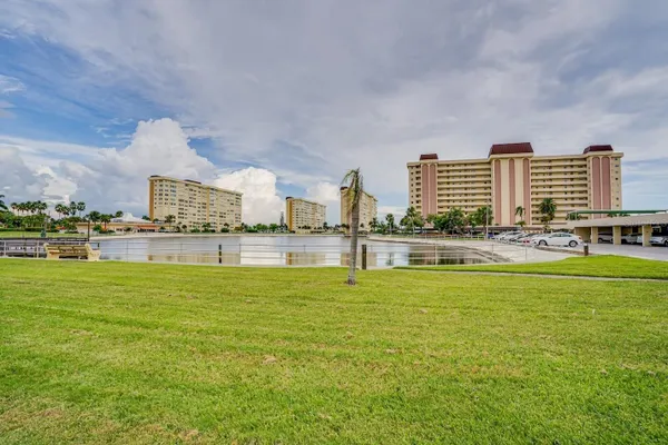 Property Slideshow image 2 of 23 | 4750 cove cir apt 706, Saint Petersburg, FL, 33708