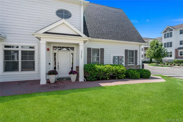 Property Slideshow image 2 of 22 | 55201 spruce pond cir, Oyster Bay, NY, 11803