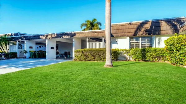 Property Slideshow image 2 of 39 | 3823 glen oaks dr 83, Sarasota, FL, 34232