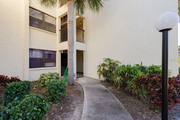 Property Slideshow image 3 of 39 | 14255 rosemary ln 8204, Largo, FL, 33774