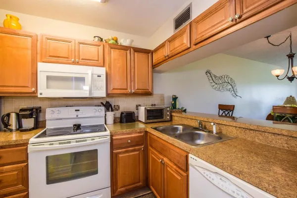 Property Slideshow image 3 of 37 | 408 cerromar cir 236, Venice, FL, 34293