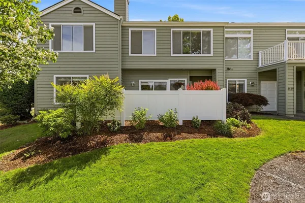 Property Slideshow image 2 of 40 | 3638 224th pl 1312, Issaquah, WA, 98029