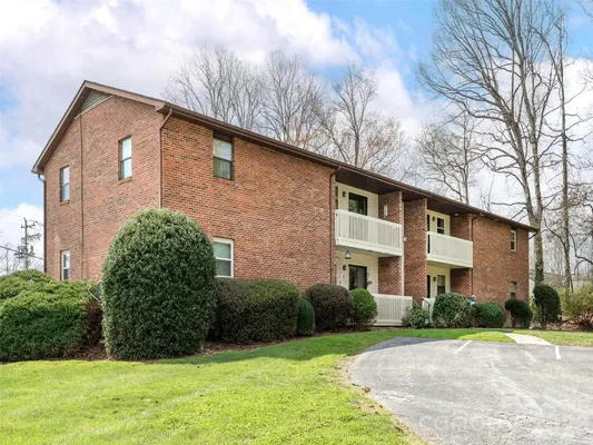 Property Slideshow image 2 of 31 | 103 oakwood pl 4, Hendersonville, NC, 28792