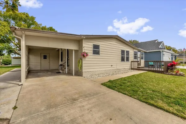 Property Slideshow image 2 of 35 | 1229 dustin dr, Lady Lake, FL, 32159