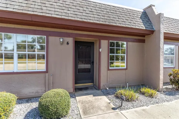 Property Slideshow image 2 of 59 | 11204 pembridge ct 4, Port Richey, FL, 34668