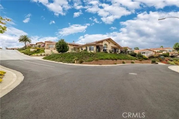 Property Slideshow image 2 of 38 | 1113 crescent bnd, Fallbrook, CA, 92028