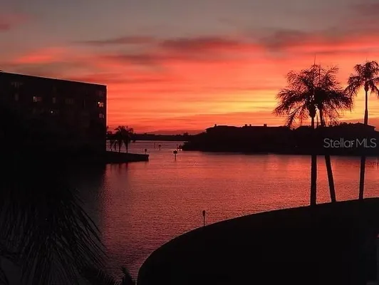 Property Slideshow image 2 of 33 | 6075 shore blvd 215, Gulfport, FL, 33707