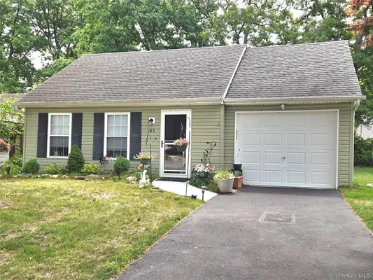 Property Slideshow image 2 of 19 | 183 kingston dr, Brookhaven, NY, 11961