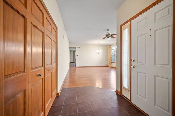 Property Slideshow image 2 of 30 | 1176 heathrow ln, Aurora, IL, 60502