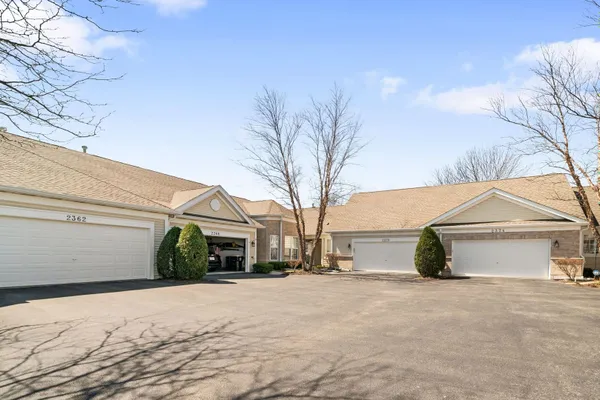Property Slideshow image 2 of 29 | 2370 carillon dr, Grayslake, IL, 60030