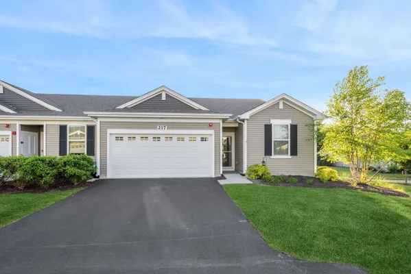 Property Slideshow image 2 of 22 | 217 sussex ct, North Aurora, IL, 60542
