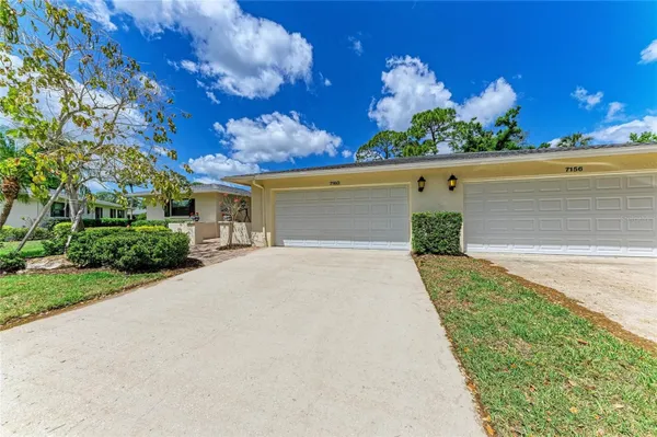 Property Slideshow image 2 of 39 | 7160 fairway bend cir, Sarasota, FL, 34243