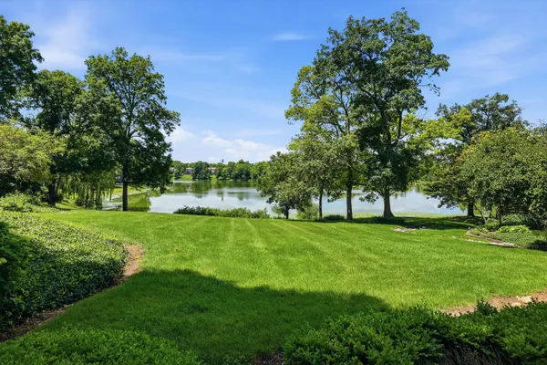 Property Slideshow image 3 of 48 | 640 old barn rd c, Lake Barrington, IL, 60010
