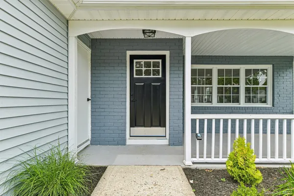 Property Slideshow image 2 of 34 | 190 canterbury dr, Brookhaven, NY, 11961