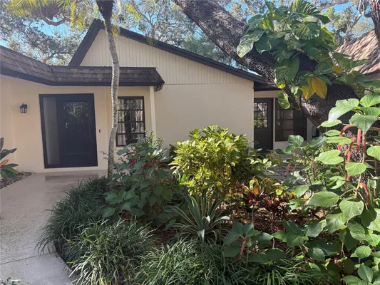 Property Slideshow image 2 of 31 | 2237 circlewood dr 18, Sarasota, FL, 34231