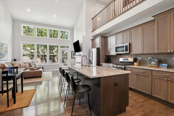 Property Slideshow image 3 of 24 | 1814 torrey pkwy, Libertyville, IL, 60048