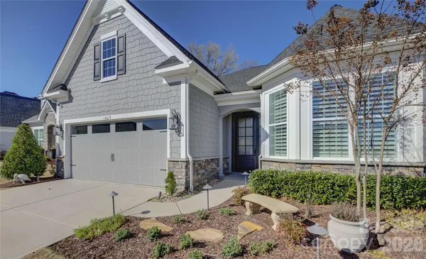Property Slideshow image 3 of 48 | 14619 crosswater ln, Charlotte, NC, 28278