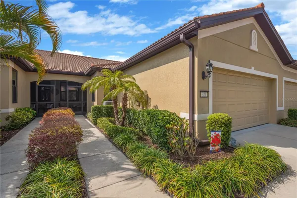 Property Slideshow image 3 of 38 | 320 bluewater falls ct, Apollo Beach, FL, 33572