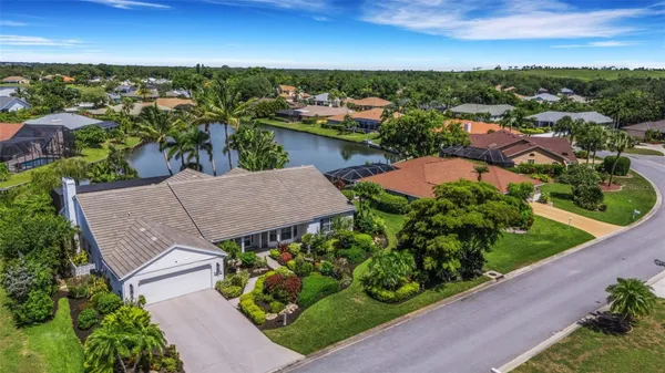 Property Slideshow image 2 of 78 | 5679 country lakes dr 7, Sarasota, FL, 34243