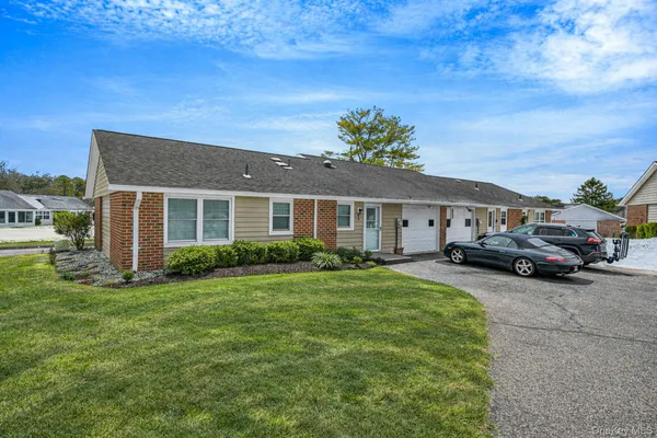 Property Slideshow image 3 of 32 | 61 enfield ct b, Brookhaven, NY, 11961